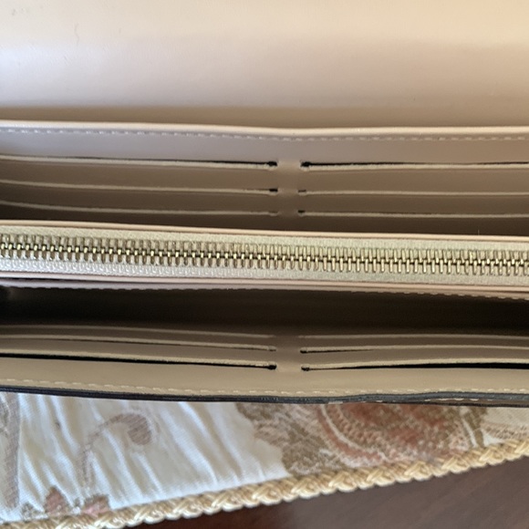 🌹AUTHENTIC LOUIS VUITTON VERNIS MONOGRAM SARAH WALLET🌹 - Picture 8 of 11